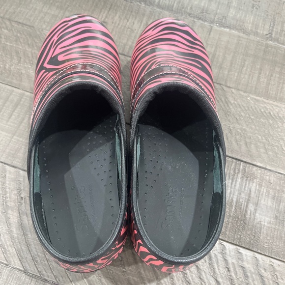 SANITA STRIPED PINK AND BLACK CANCER RIBBON NURSE SHOES CLOGS - Picture 6 of 8